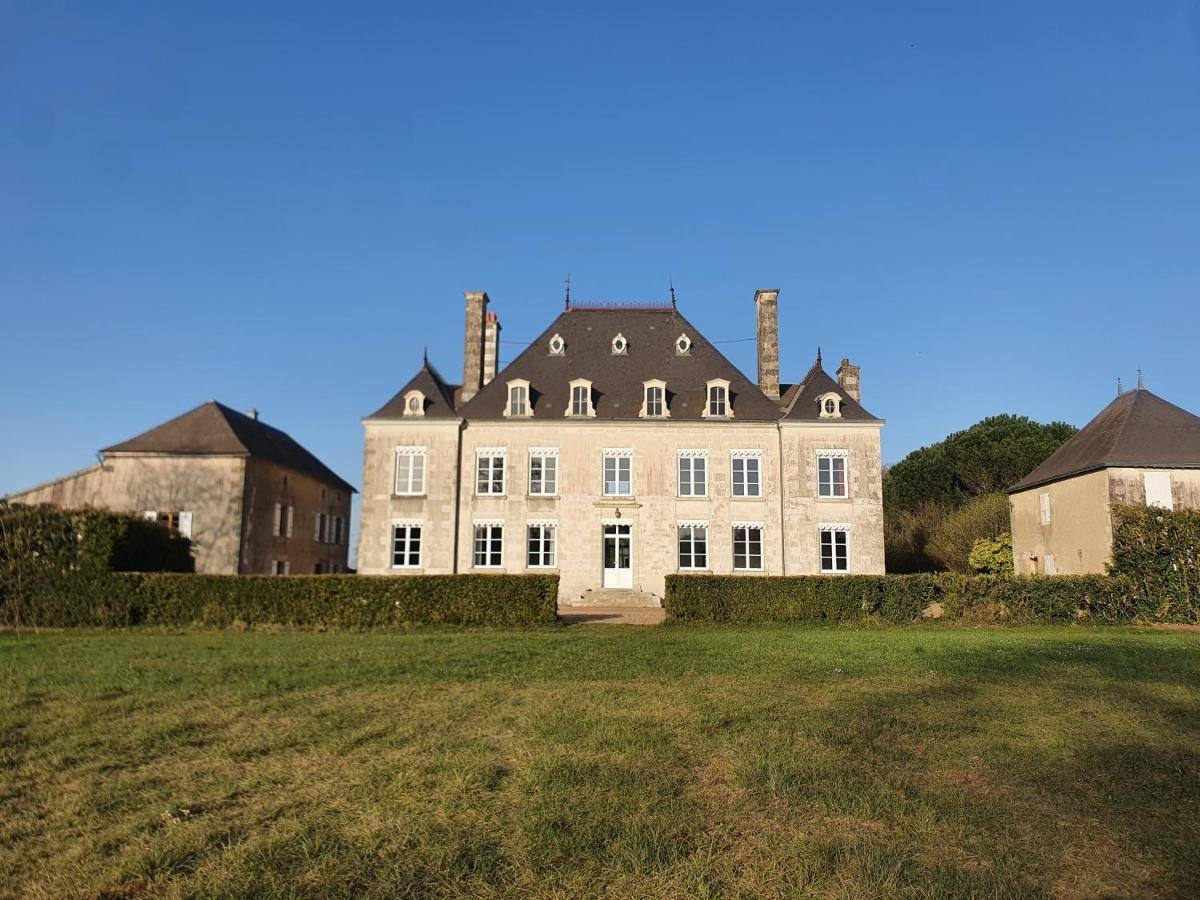 Domaine De La Briouse Bed and Breakfast Sanxay Exteriör bild