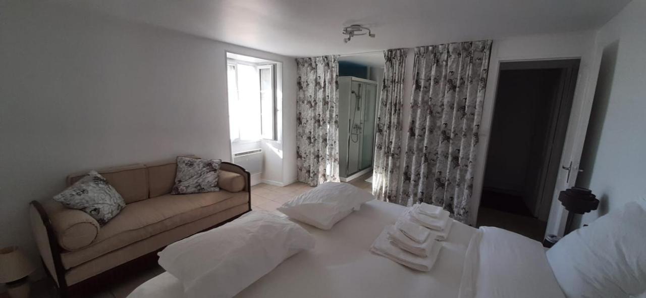 Domaine De La Briouse Bed and Breakfast Sanxay Exteriör bild