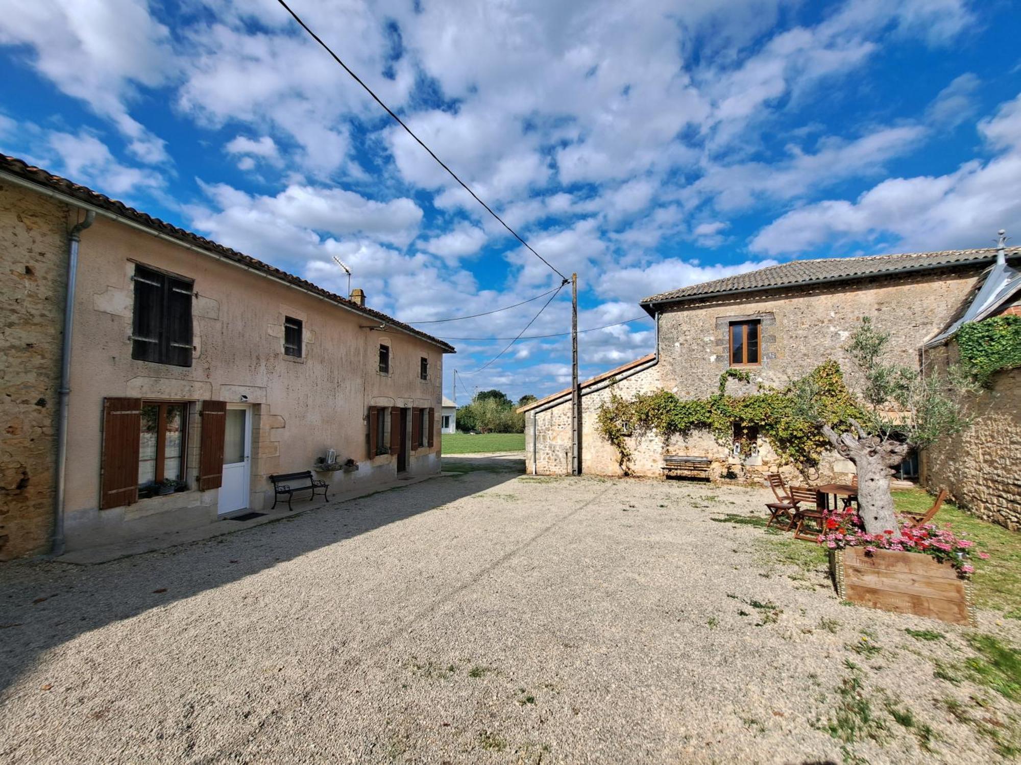 Domaine De La Briouse Bed and Breakfast Sanxay Exteriör bild