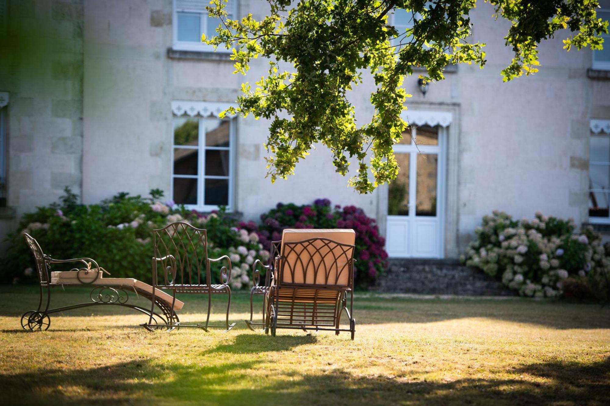 Domaine De La Briouse Bed and Breakfast Sanxay Exteriör bild