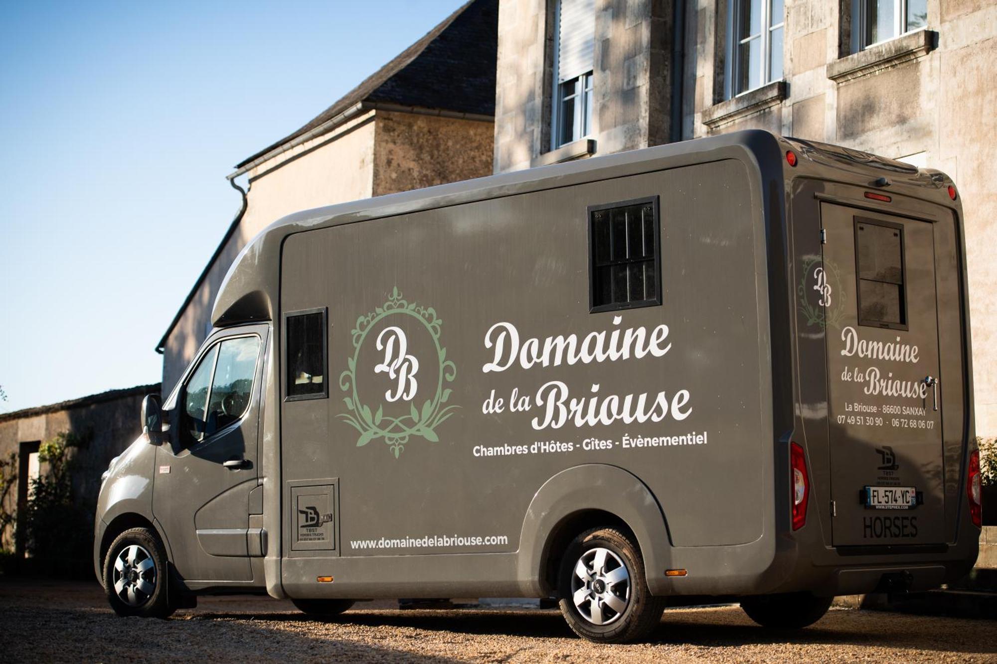 Domaine De La Briouse Bed and Breakfast Sanxay Exteriör bild